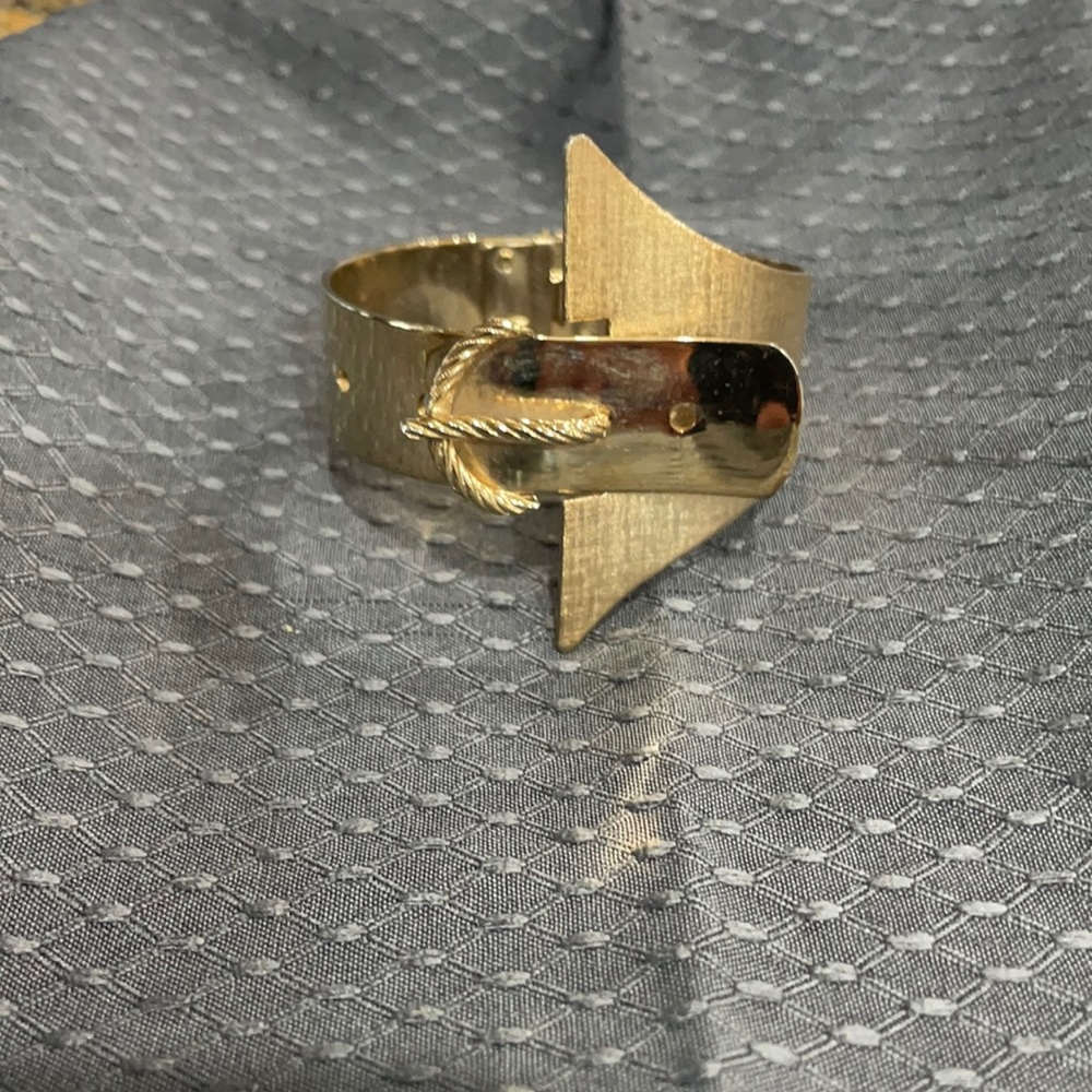 Gold clasp on bracelet